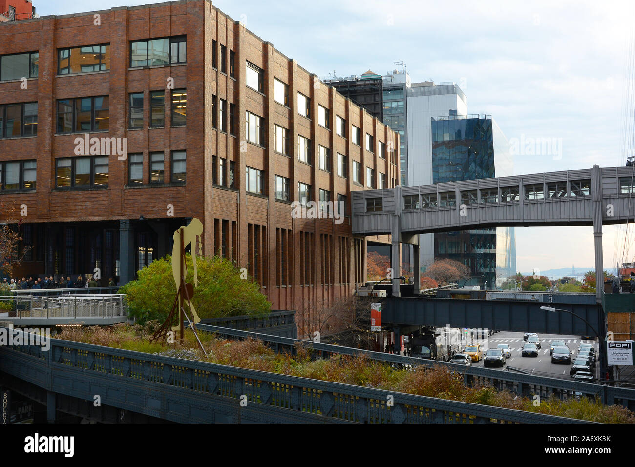 NEW YORK, NY - 05. Nov. 2019: High Line an der 10th Avenue, einem erhöhten linearen Park, Greenway und Rail Trail auf einem ehemaligen New York Central Railroad erstellt s Stockfoto