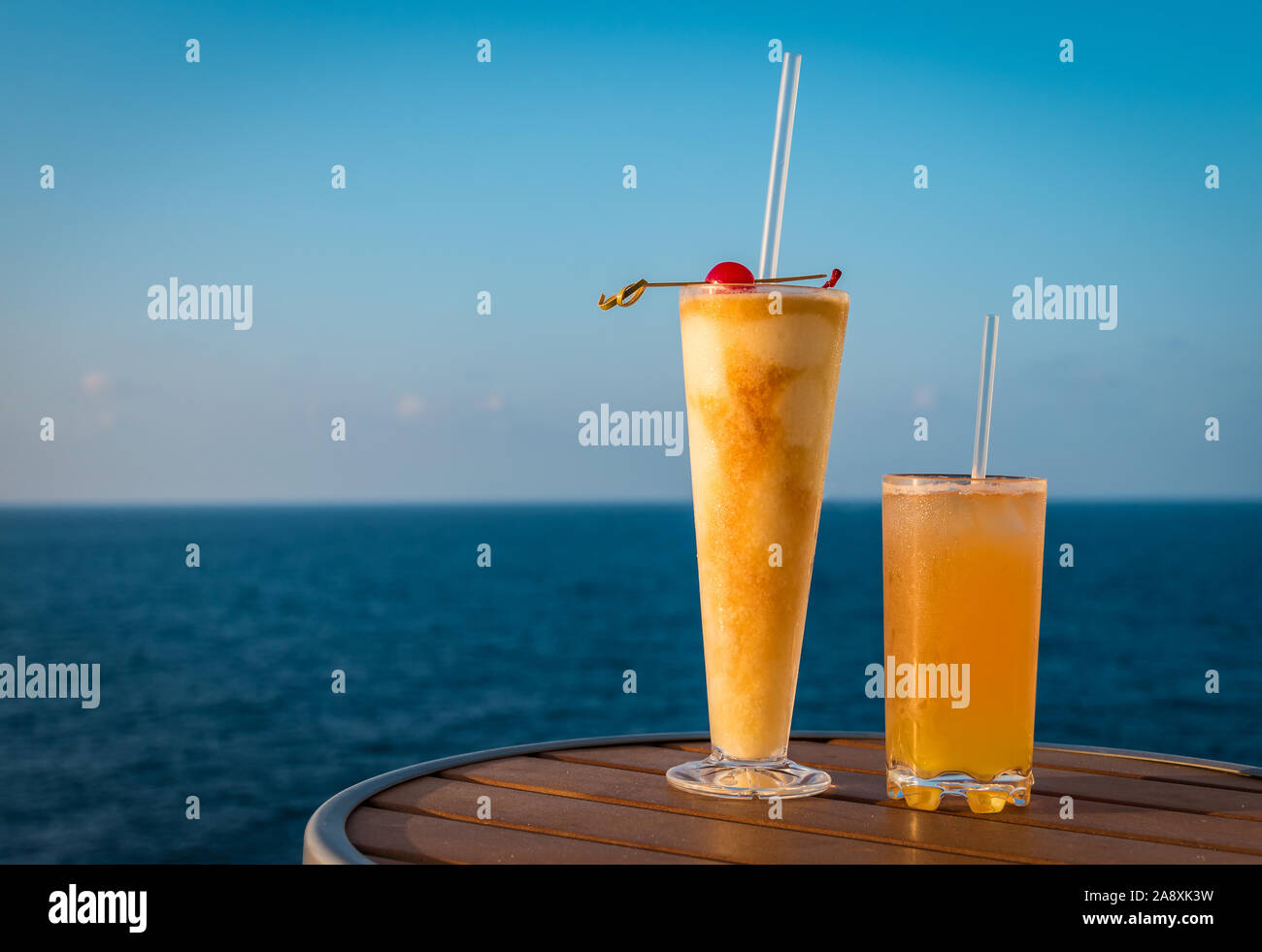 Köstliche urlaub Cocktail Drinks auf einem Tisch eines Kreuzfahrtschiffes. Meer Hintergrund. Stockfoto