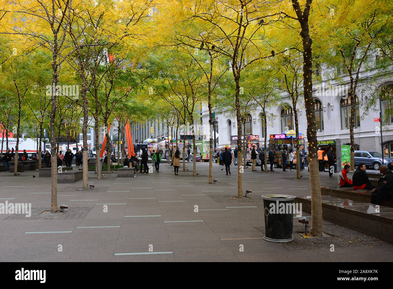 New York, NY - 05. Nov. 2019: Zuccotti Park, Mit beleuchteten Bäumen, ist einen halben Hektar großen Plaza in Manhattan nun gleichbedeutend mit Besetzt die Wall Street movemen Stockfoto