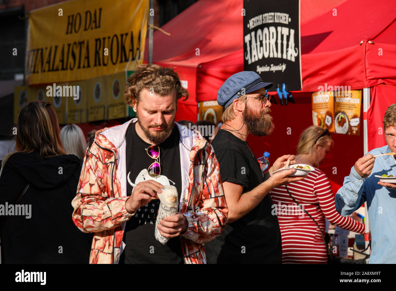Menschen essen Street Food an Kallio Block Party 2019 in Helsinki, Finnland Stockfoto