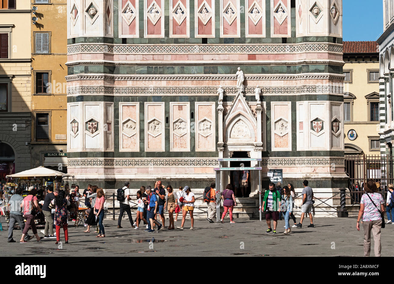 Touristische an der Piazza del Duomo, an der Unterseite der Giottos Glockenturm, Campanile, flornec, Toskana, Italien. Stockfoto
