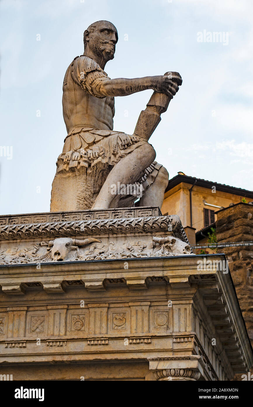 Statue von Giovanni dalle Bande Nere in der Piazza San Lorenzo, Florenz, Toskana, Italien. Stockfoto