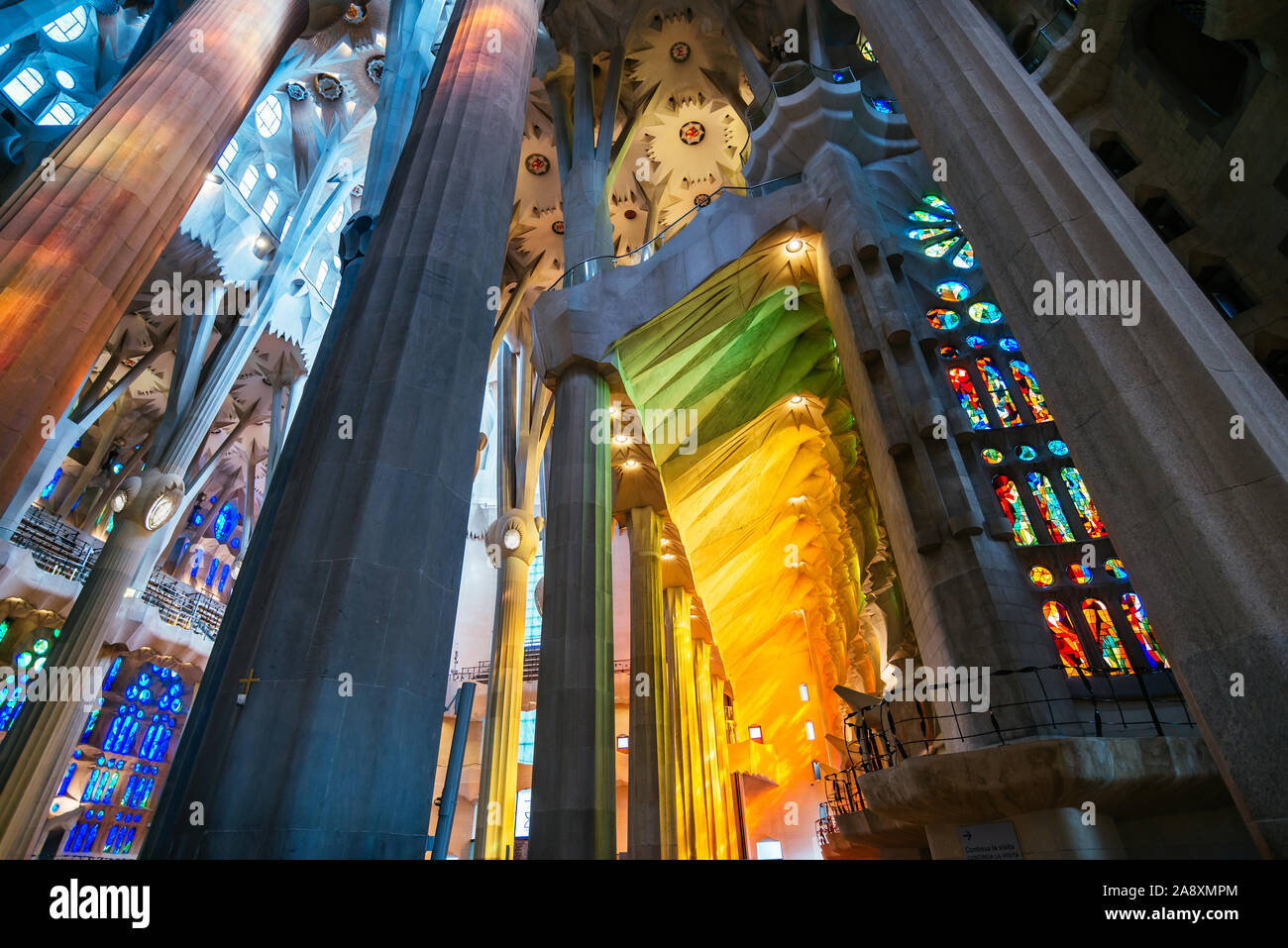 Innenansicht der Sagrada Familia von Antoni Gaudí in Barcelona, Katalonien, Spanien Stockfoto
