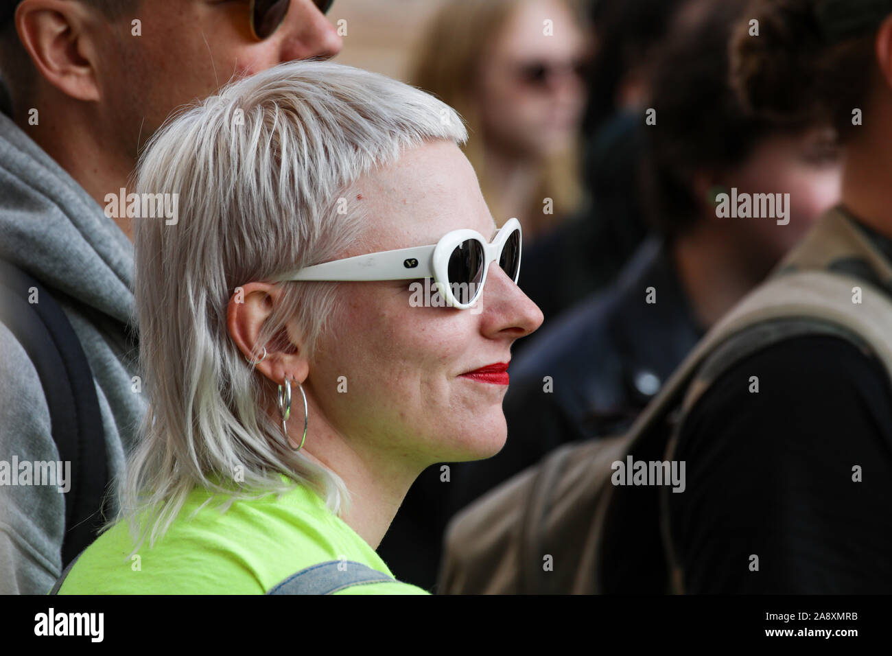 Junge Frau mit bold Haarschnitt und Stil der 60er Jahre weiß Sonnenbrille Stockfoto