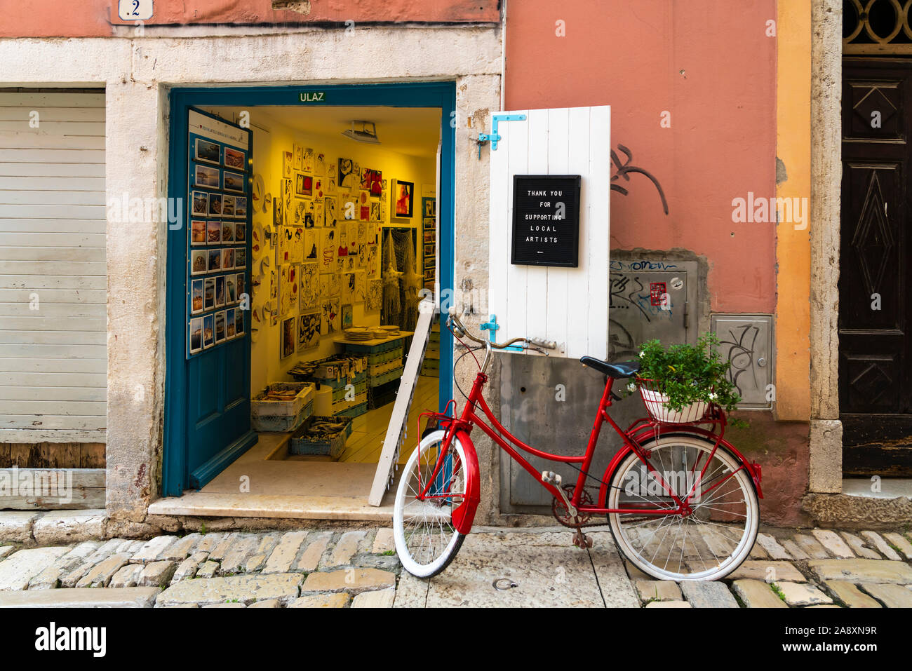 Eine Straße mit bunten Gebäude in Rovinj, Kroatien, Istrien. Stockfoto