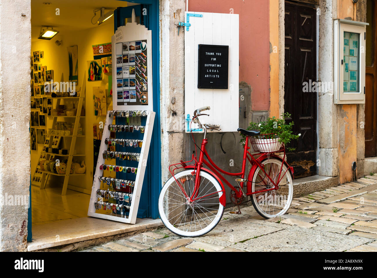 Eine Straße mit bunten Gebäude in Rovinj, Kroatien, Istrien. Stockfoto