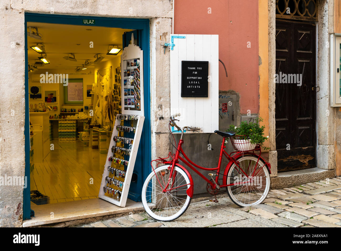 Eine Straße mit bunten Gebäude in Rovinj, Kroatien, Istrien. Stockfoto