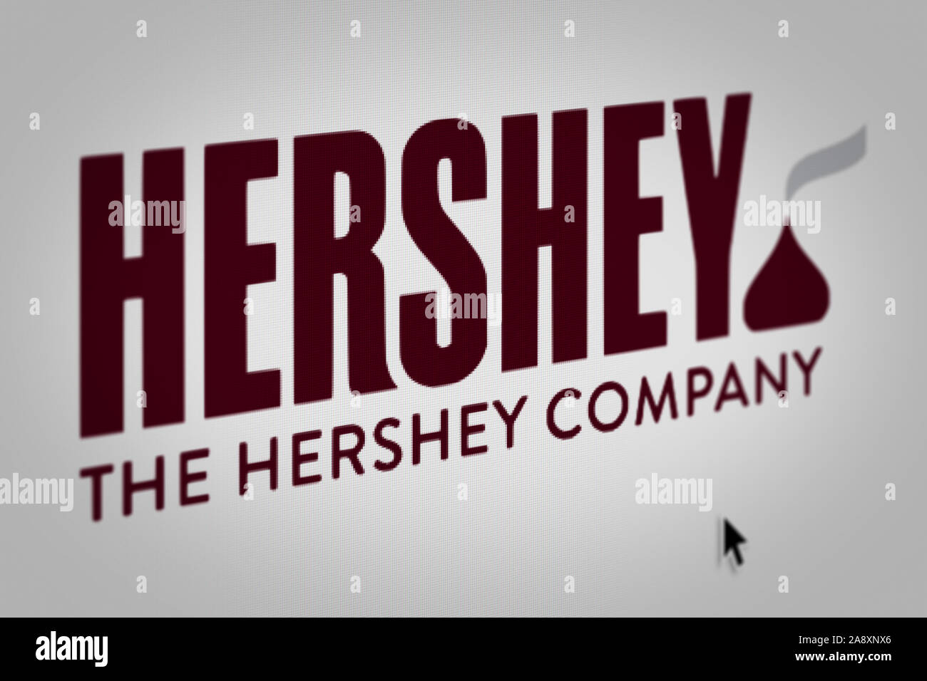 Logo der öffentlichen Unternehmen der Hershey Company auf einem Bildschirm in Nahaufnahme. Credit: PIXDUCE Stockfoto