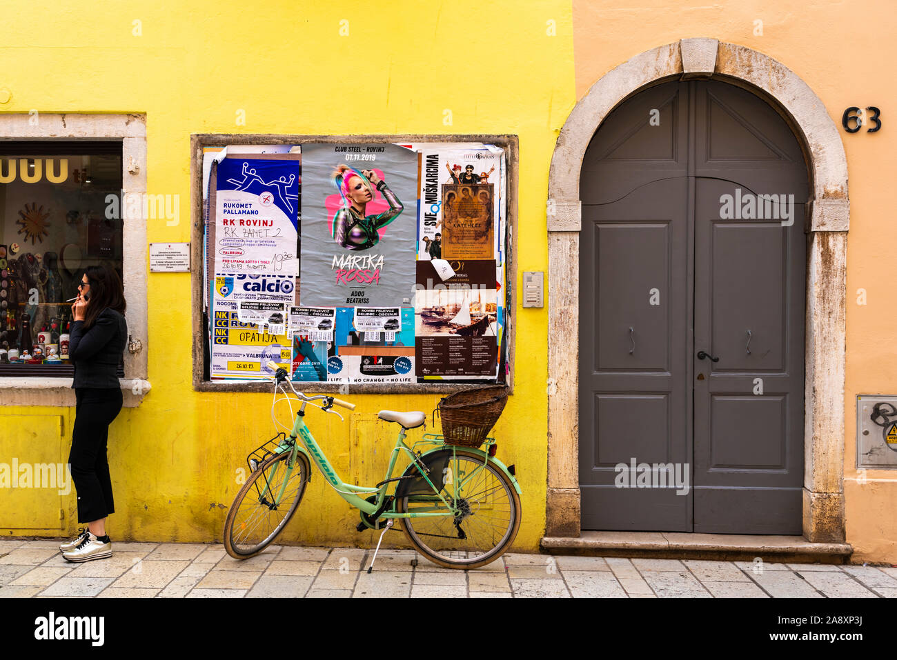 Eine Straße mit bunten Gebäude in Rovinj, Kroatien, Istrien. Stockfoto