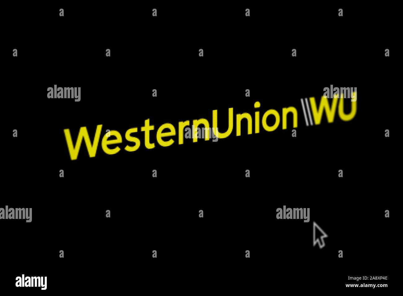Logo der öffentlichen Unternehmen Western Union Co auf einem Bildschirm in  der Nähe angezeigt. Credit: PIXDUCE Stockfotografie - Alamy