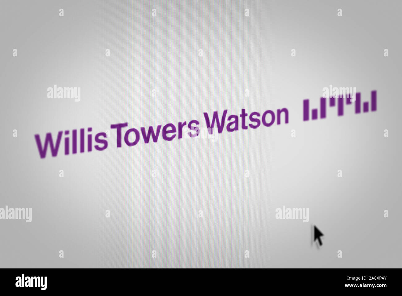 Logo der öffentlichen Unternehmen Willis Towers Watson auf einem Bildschirm in der Nähe angezeigt. Credit: PIXDUCE Stockfoto