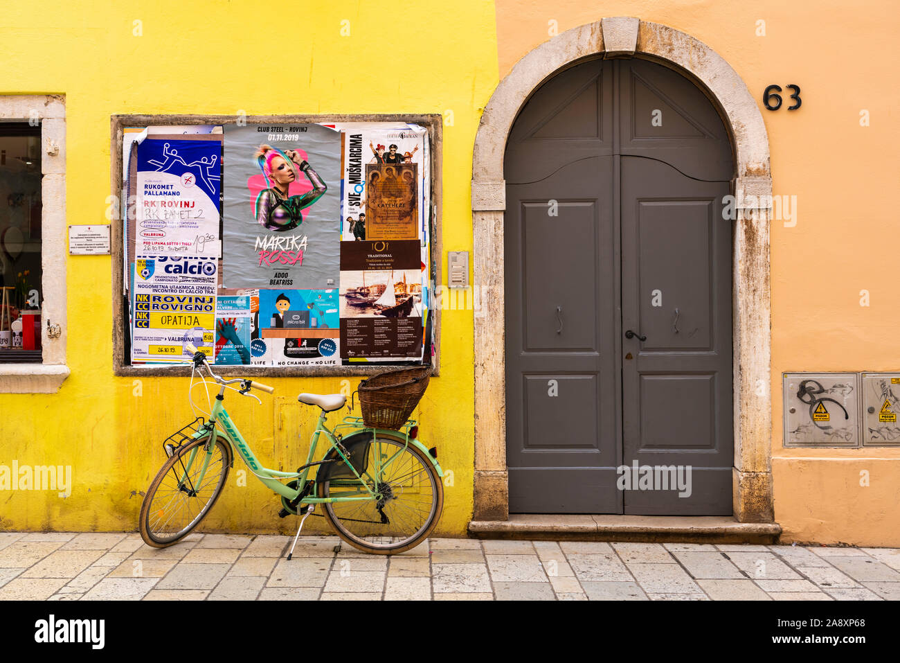 Eine Straße mit bunten Gebäude in Rovinj, Kroatien, Istrien. Stockfoto
