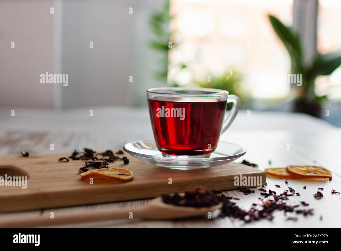 Tasse Hibiskus Tee (rot Karkade, Sauerampfer, Agua de Flor de Jamaica) auf einem Tisch. Getränk aus Magenta calyces (sepalen) von roselle Blumen. Stockfoto