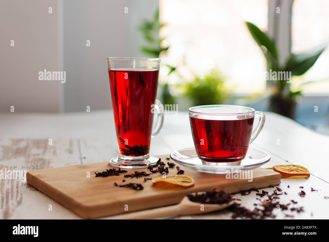 Tasse Hibiskus Tee (rot Karkade, Sauerampfer, Agua de Flor de Jamaica) auf einem Tisch. Getränk aus Magenta calyces (sepalen) von roselle Blumen. Stockfoto