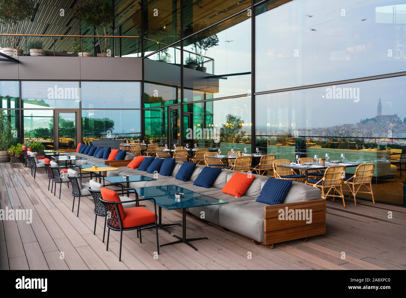 Die Sitzgelegenheiten im Freien eine Lounge im Grand Hotel in Rovinj, Kroatien, Istrien. Stockfoto
