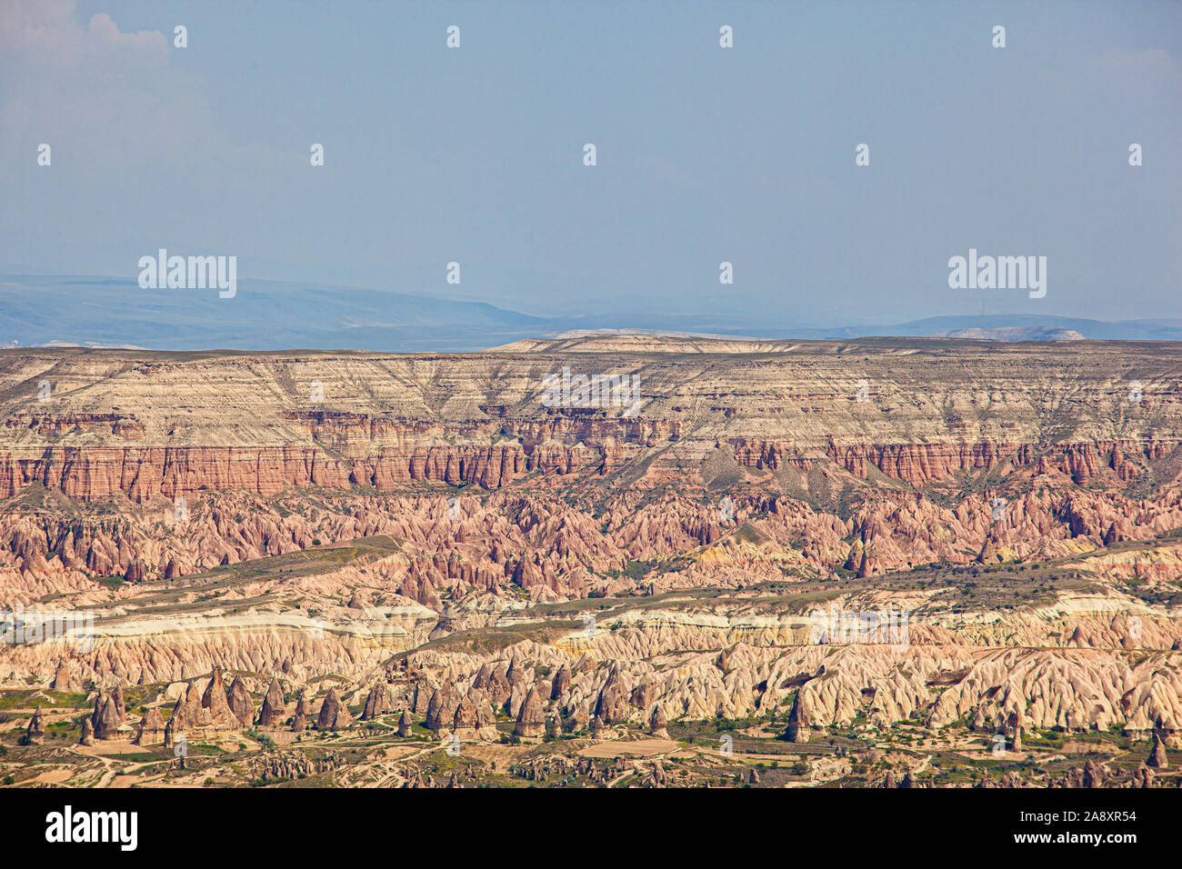 Felsige Landschaft mit Feenkamine und Felsformationen im Nationalpark Göreme in Kappadokien, Türkei. Stockfoto