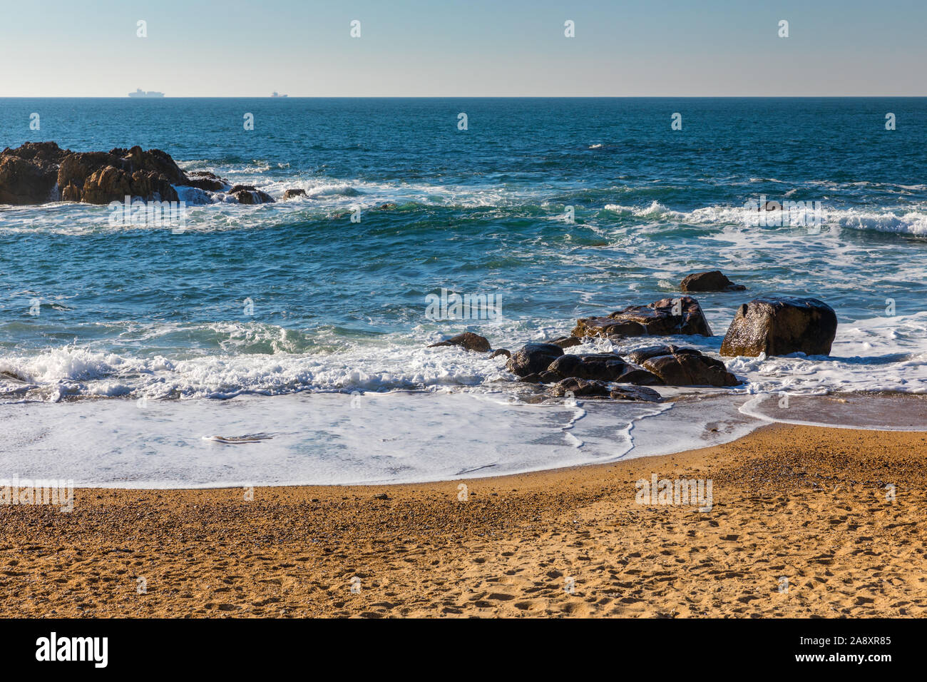 Schoner Strand In Porto Portugal Schonen Atlantik Die In Der Sonne Funkeln Porto Portugal Stockfotografie Alamy