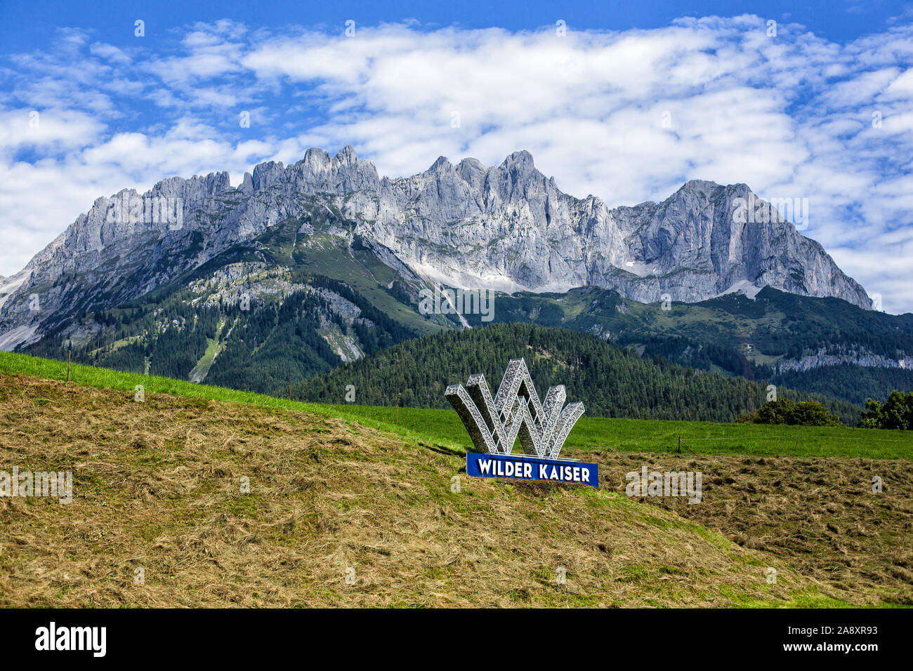 Die Wilden Kaiser und Willkommen Zeichen für die Region Wilder Kaiser, Tirol, Österreich. Stockfoto