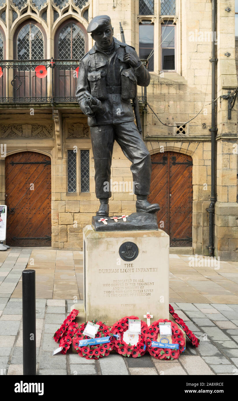 Poppy Kränze an der Basis der Durham Light Infantry memorial Statue während der Armistice Day, Durham City Center, England, Großbritannien Stockfoto