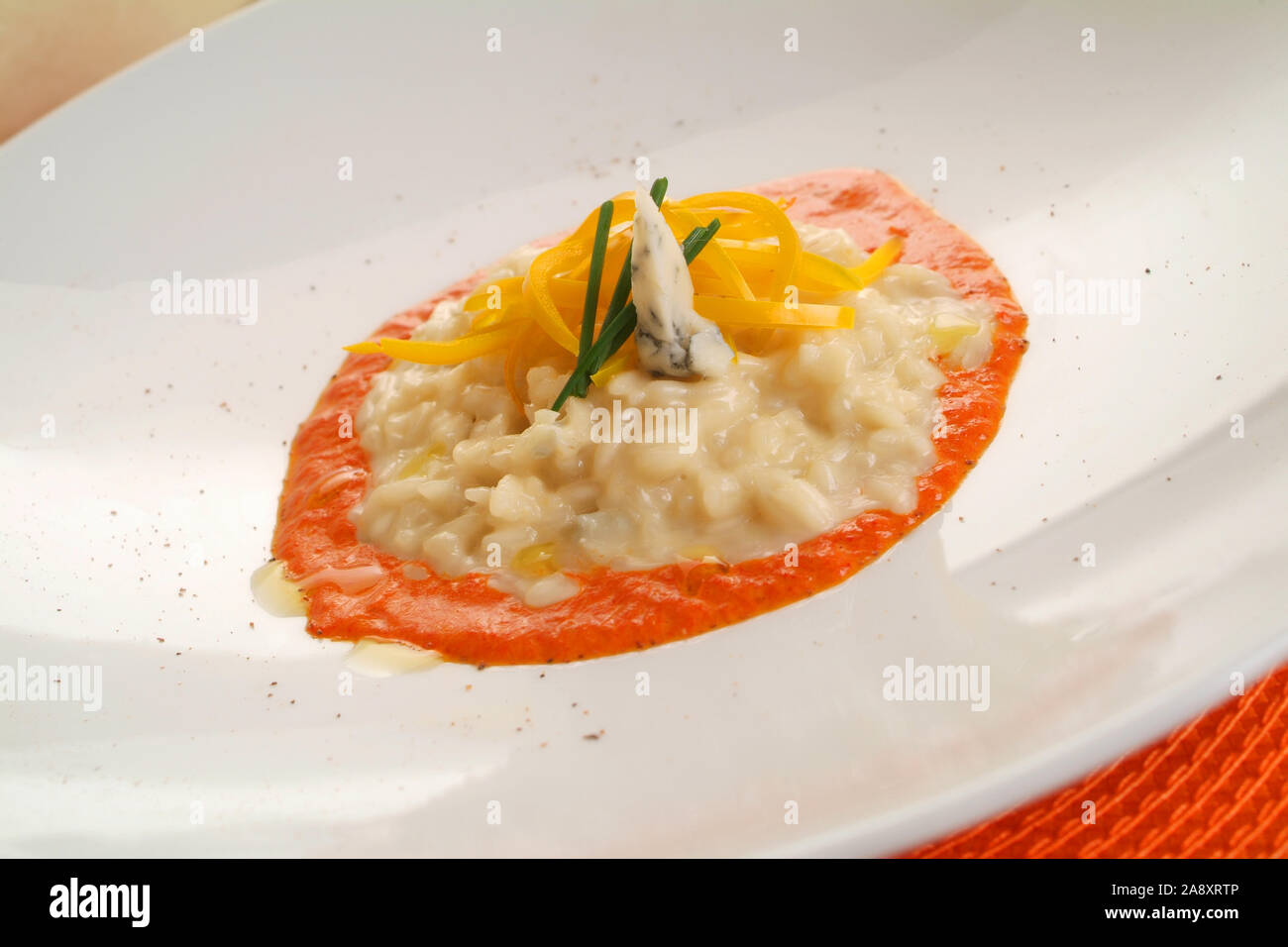 Italienische Küche Rezepte, Risotto mit Paprika und Gorgonzola. Stockfoto