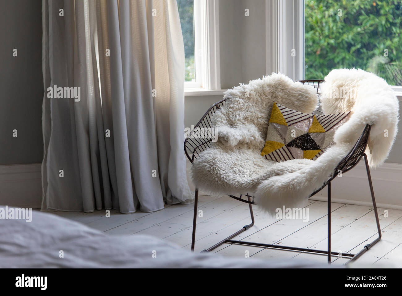 Moderne Sessel in weichen Möbeln in einem hellen Raum abgedeckt Stockfoto