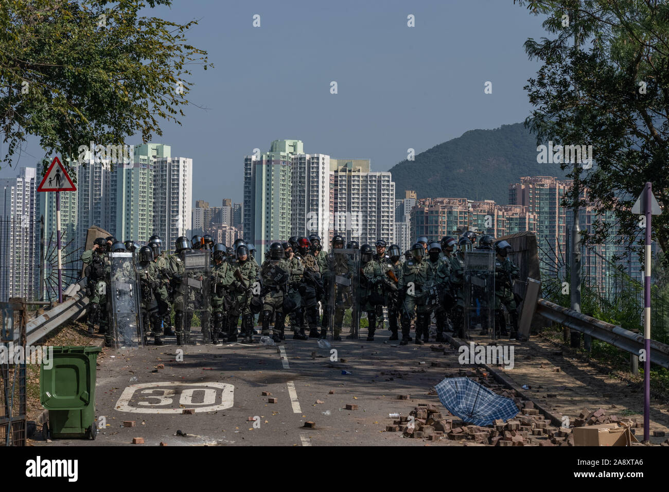 Hong Kong, Hong Kong. 11 Nov, 2019. Die Bereitschaftspolizei zur Sicherung der Brücke während der Demonstration versucht. ein Generalstreik von Demonstranten in Zusammenstöße und Konflikte sich organisiert, die Polizei versucht, die zweite Brücke in der Chinesischen Universität von Hongkong zu sichern. Credit: SOPA Images Limited/Alamy leben Nachrichten Stockfoto