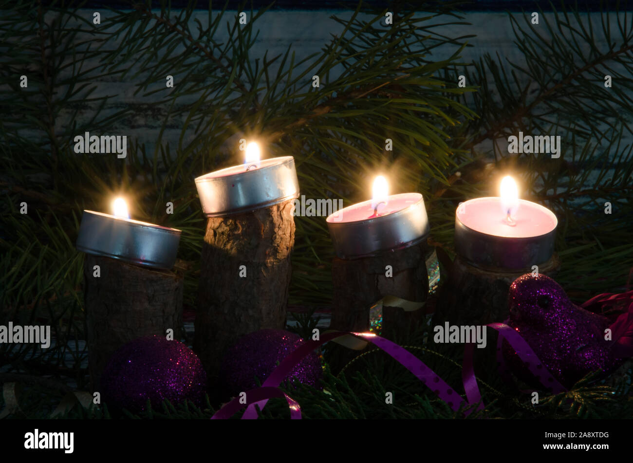 Vier Adventskerzen brennen Bild Stockfoto