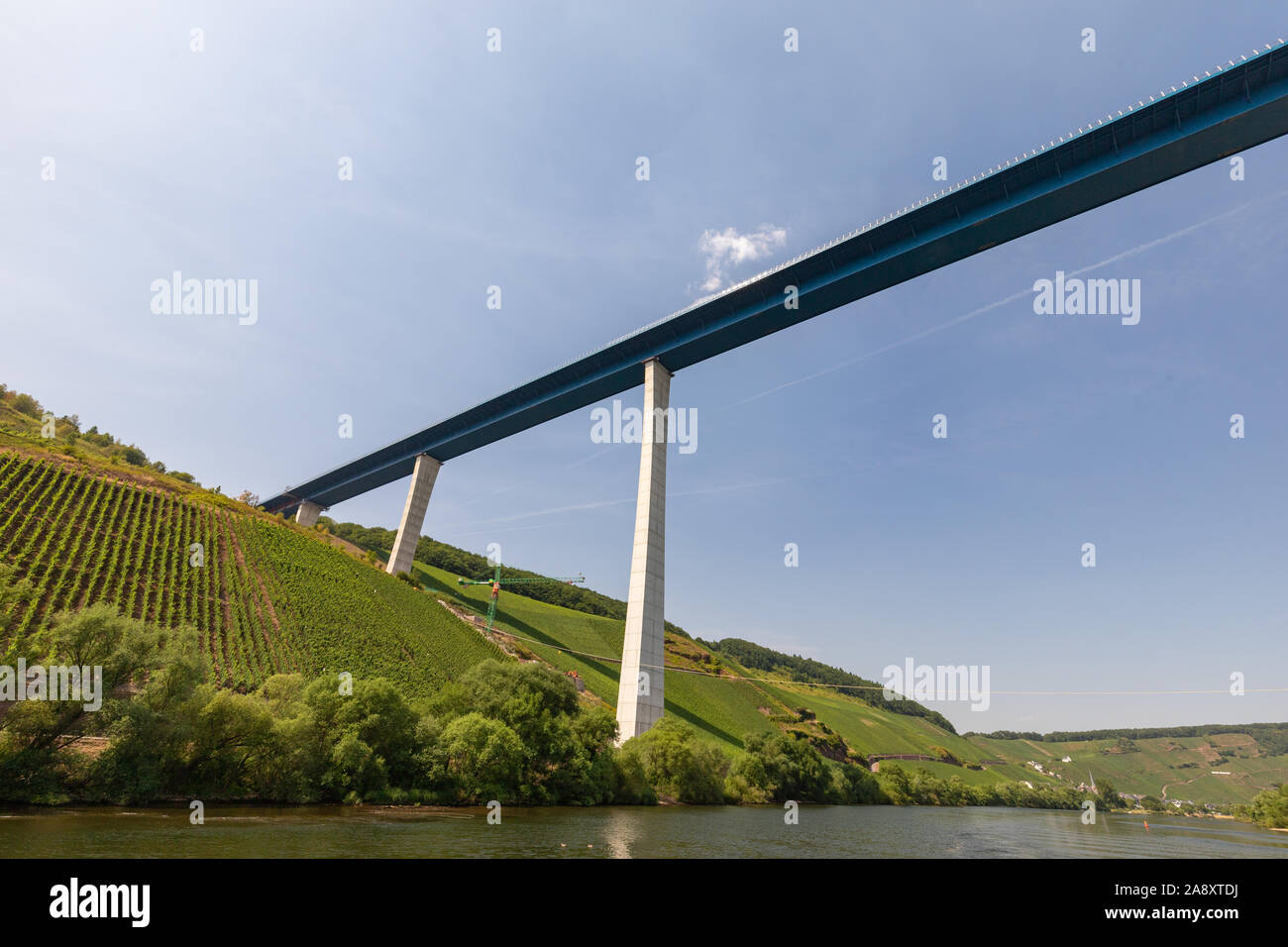 Hohe Brücke über die Mosel in der Nähe des Weinortes Zeltingen-Rachtig Stockfoto