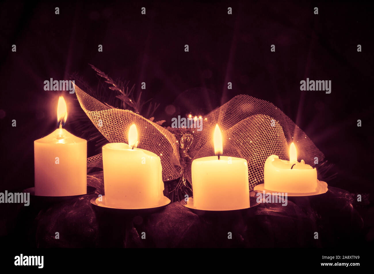 Adventskranz mit vier brennenden Kerzen Stockfoto
