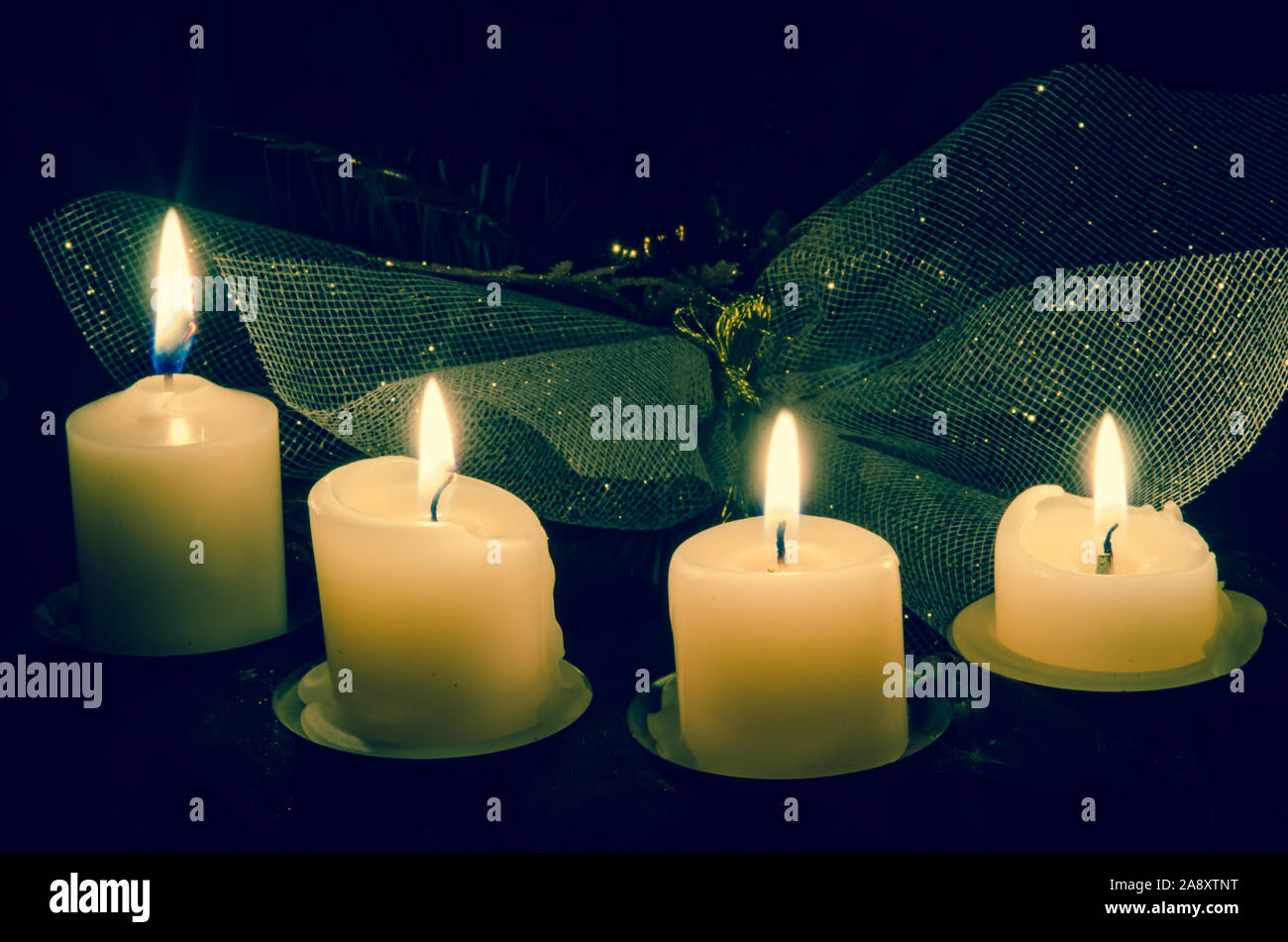 Adventskranz mit vier brennenden Kerzen Stockfoto