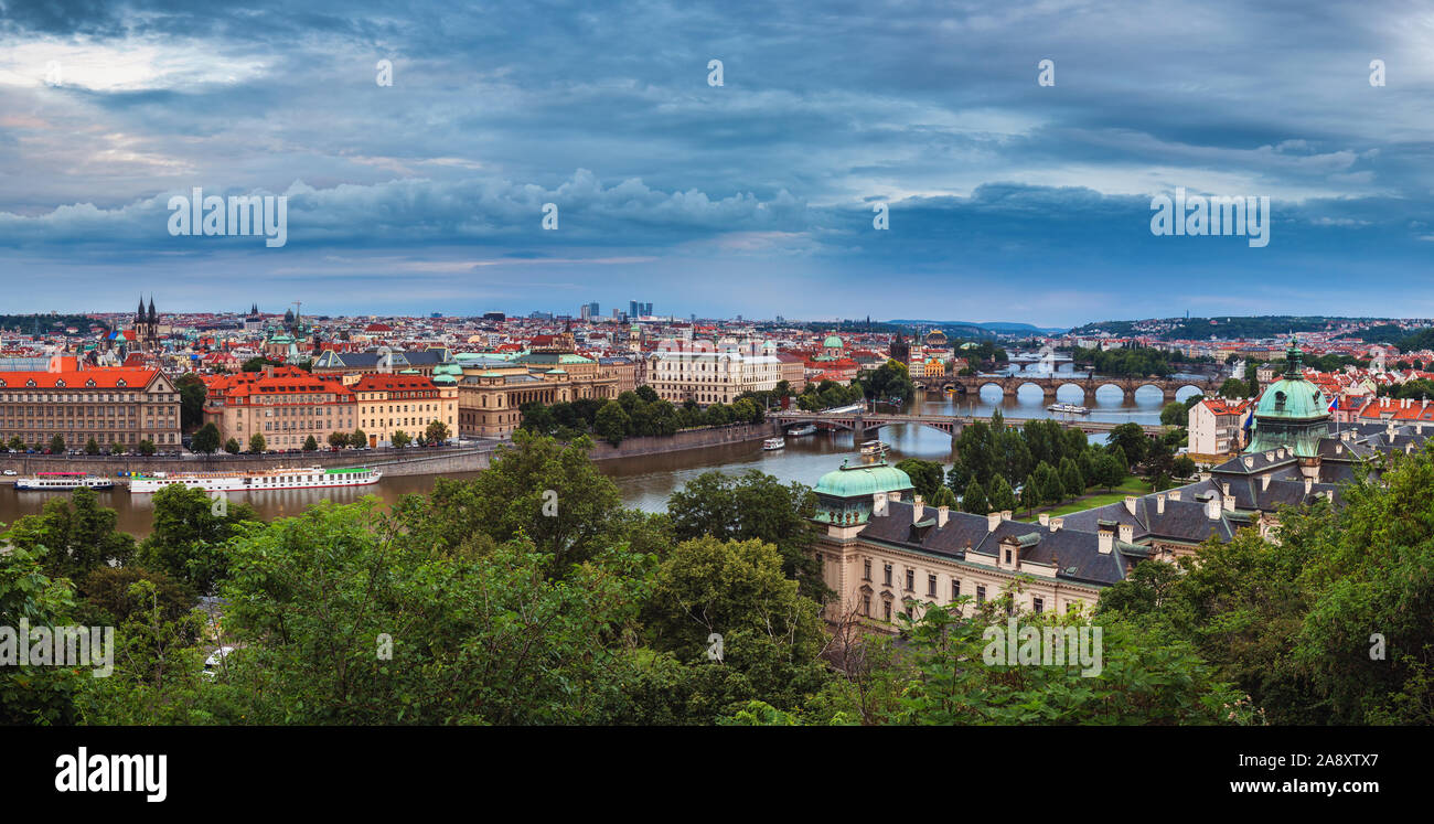 Prag, Tschechische Republik Panorama mit historischen Karlsbrücke und Moldau an einem sonnigen Tag. Stockfoto