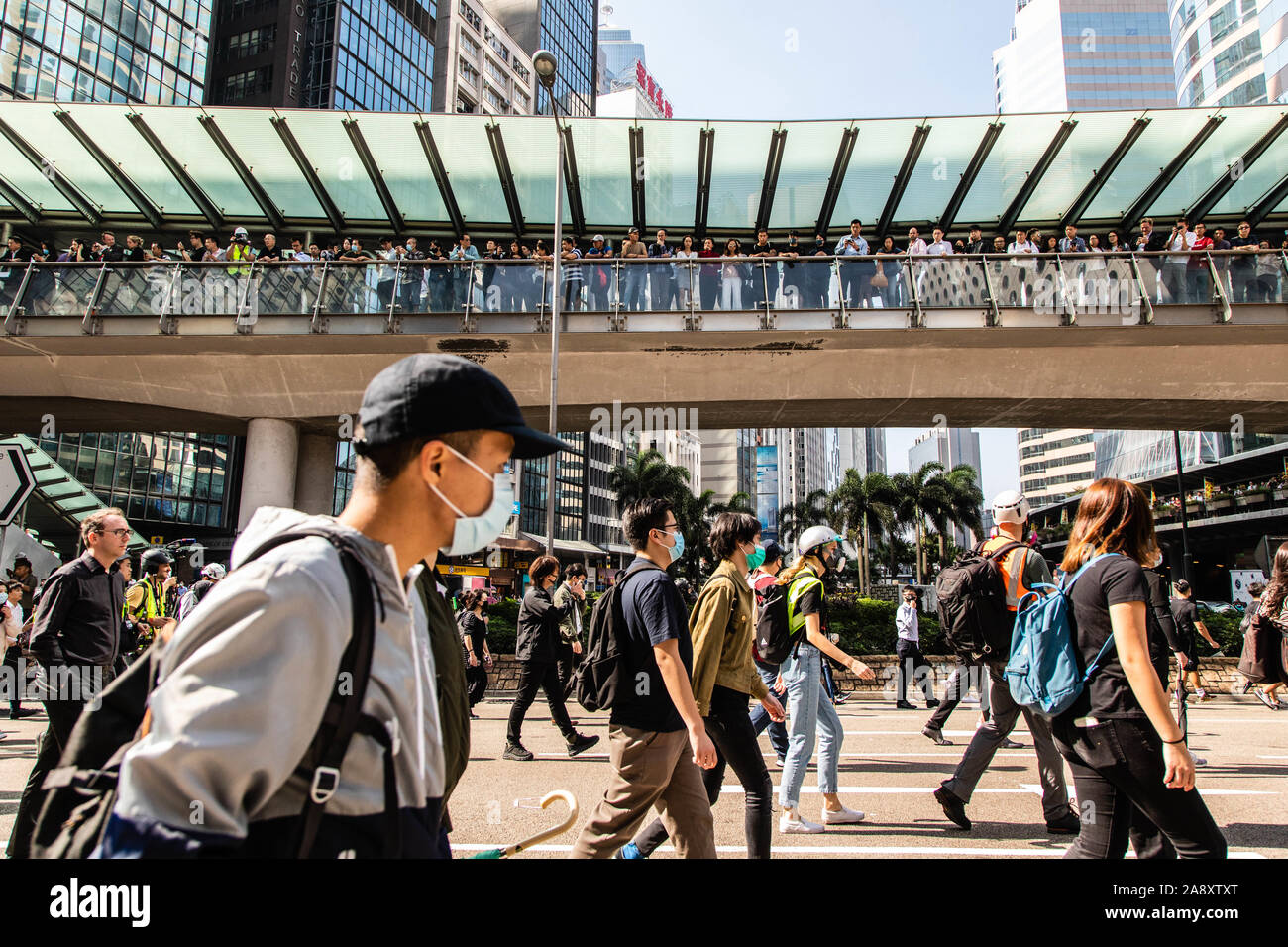 Hongkong, China. 11 Nov, 2019. Die protestierenden Arbeitern und März mit Masken während der Demonstration. Eingabe der 5. Monat der Unruhen, Demonstranten blockierten Strassen und Eisenbahnen, drücken für einen Generalstreik. Früh am Tag, ein Demonstrant erschossen wurde durch eine Live Runde als Sie skandierten Parolen und fuhr fort zu Fragen für die fünf Forderungen erfüllt werden. Die Demonstranten zu Zusammenstößen zwischen Polizei und wurden mit Tränengas und Gummigeschossen schlagen, bis mehrere schließlich verhaftet wurden. Credit: SOPA Images Limited/Alamy leben Nachrichten Stockfoto