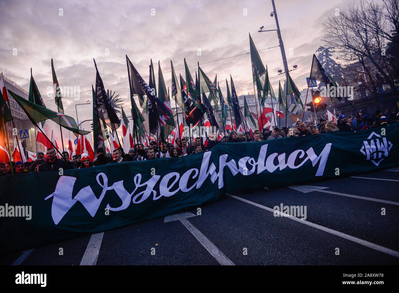 Warschau, Polen. 11 Nov, 2019. Mitglieder der rechtsextremen Konservativen Verbände ein Banner und Flaggen während der Unabhängigkeit März der 101. Jahrestag der Unabhängigkeit Polens in Warschau. Credit: SOPA Images Limited/Alamy leben Nachrichten Stockfoto