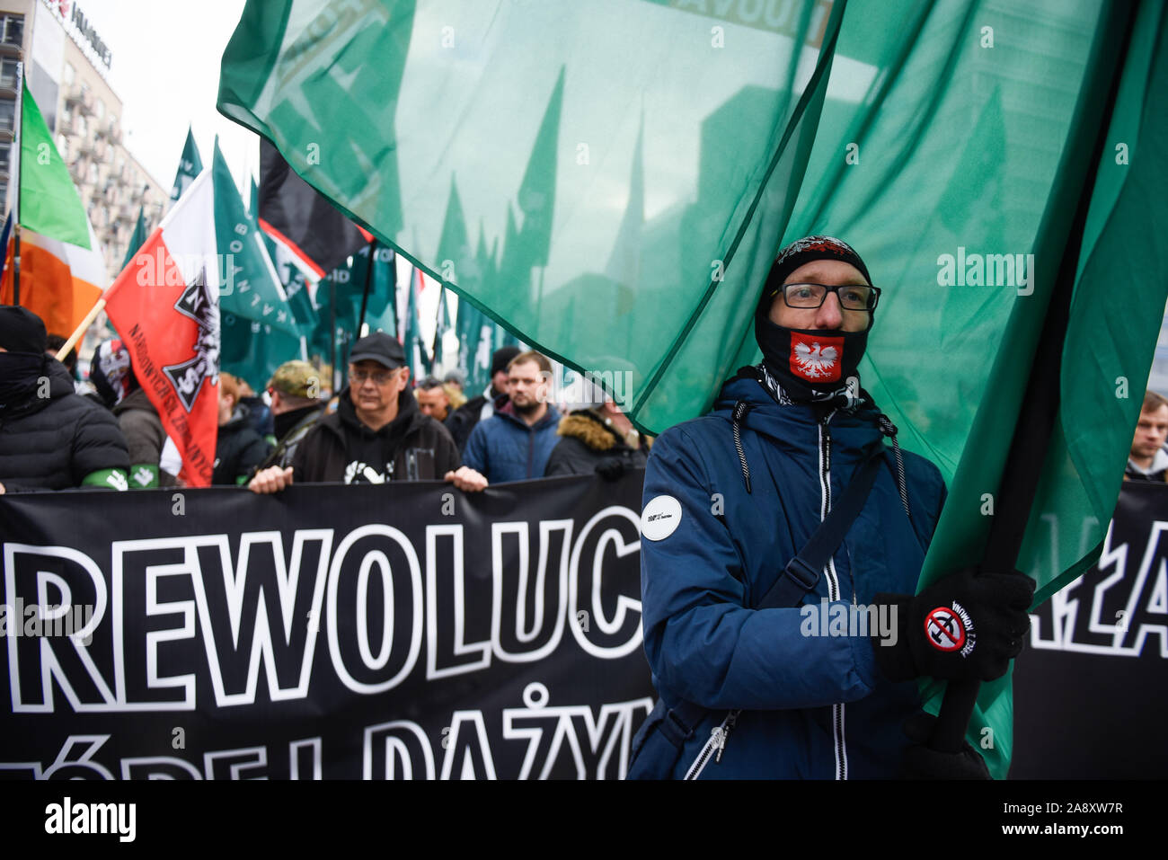 Warschau, Polen. 11 Nov, 2019. Mitglieder der rechtsextremen Konservativen Verbände ein Banner und Flaggen während der Unabhängigkeit März der 101. Jahrestag der Unabhängigkeit Polens in Warschau. Credit: SOPA Images Limited/Alamy leben Nachrichten Stockfoto