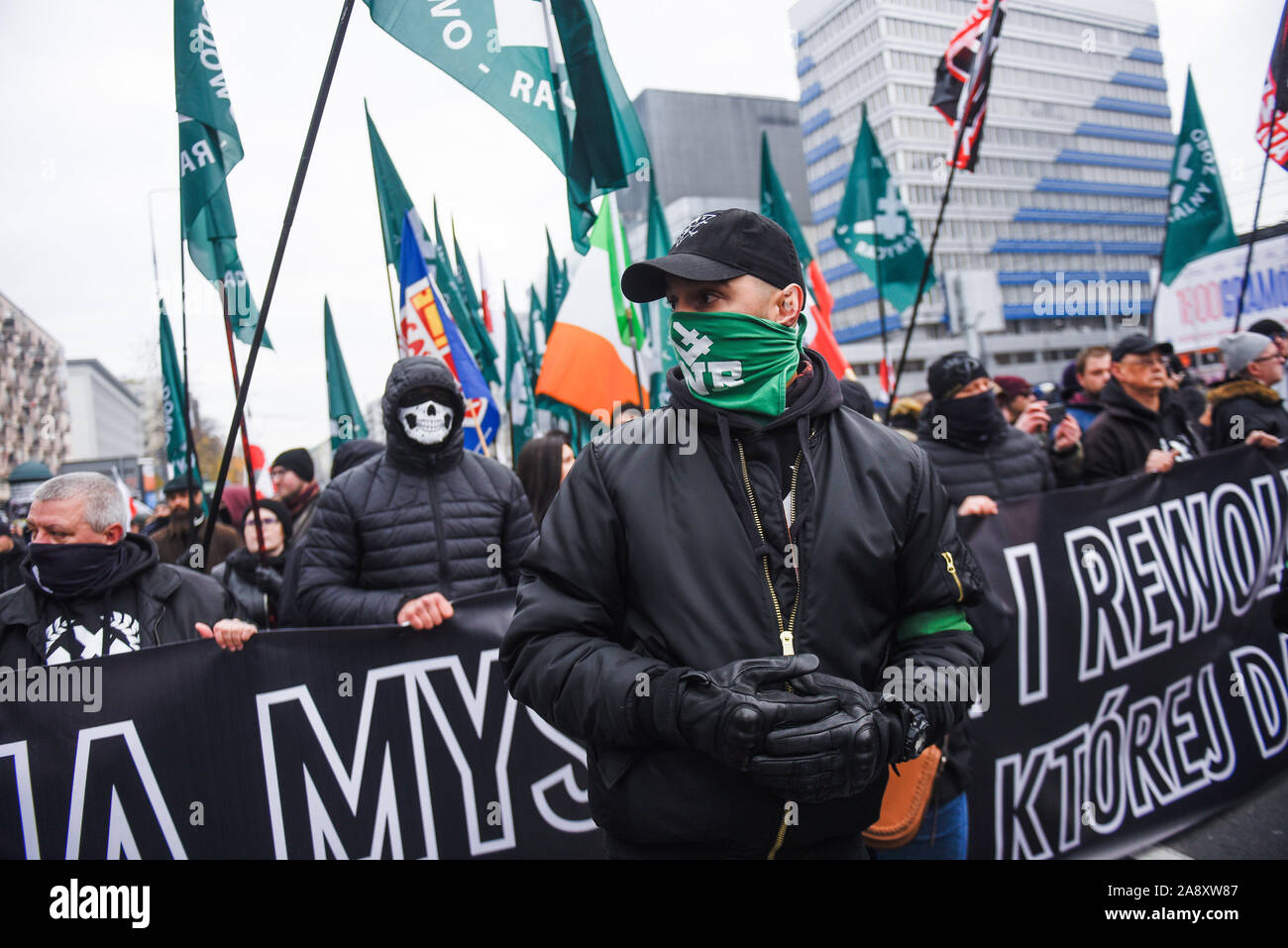 Warschau, Polen. 11 Nov, 2019. Mitglieder der rechtsextremen Konservativen Verbände ein Banner und Flaggen während der Unabhängigkeit März der 101. Jahrestag der Unabhängigkeit Polens in Warschau. Credit: SOPA Images Limited/Alamy leben Nachrichten Stockfoto