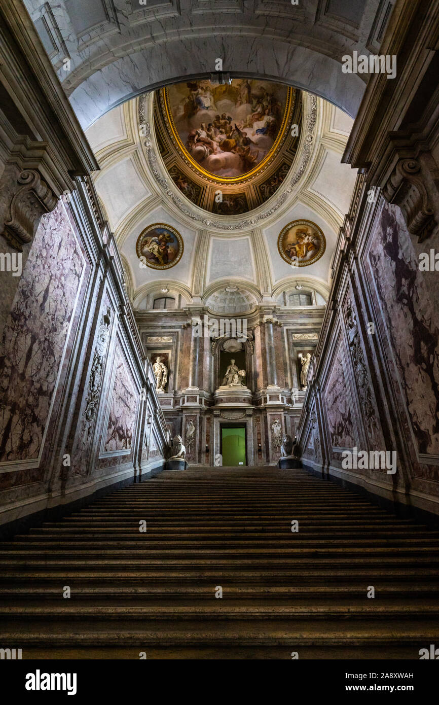 Die große Treppe im Königspalast von Caserta ist eines der Meisterwerke des Architekten Luig Vanvitelli. Caserta, Italien, Oktober 2019 Stockfoto