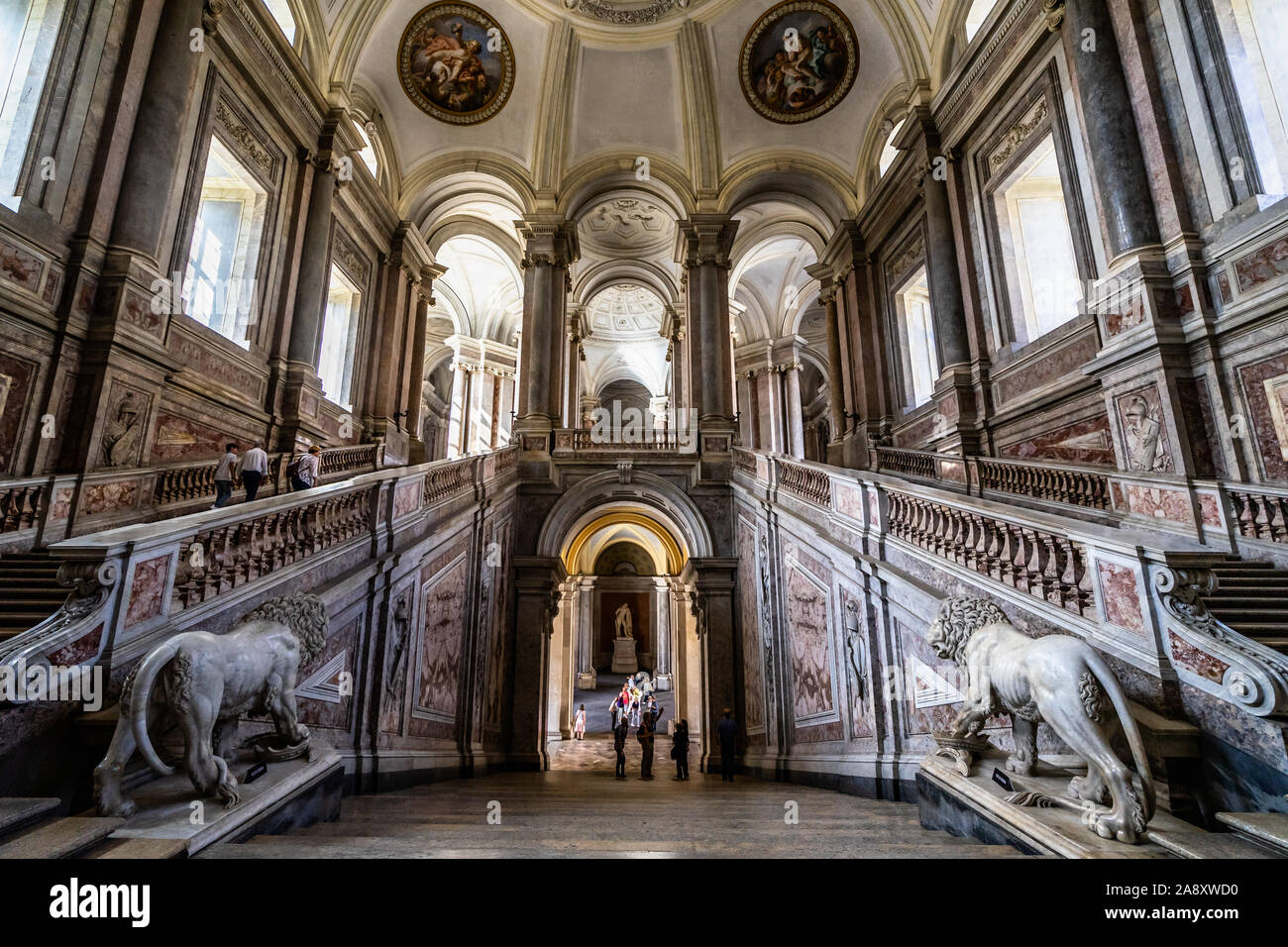 Die große Treppe der Ehre am Königspalast von Caserta ist ein architektonisches Meisterwerk, von dem Architekten Luigi Vanvitelli, Caserta, Italien entworfen Stockfoto