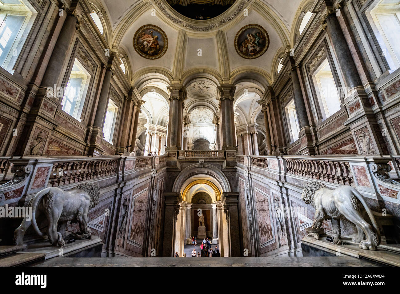 Die große Treppe der Ehre am Königspalast von Caserta ist ein architektonisches Meisterwerk, von dem Architekten Luigi Vanvitelli, Caserta, Italien entworfen Stockfoto