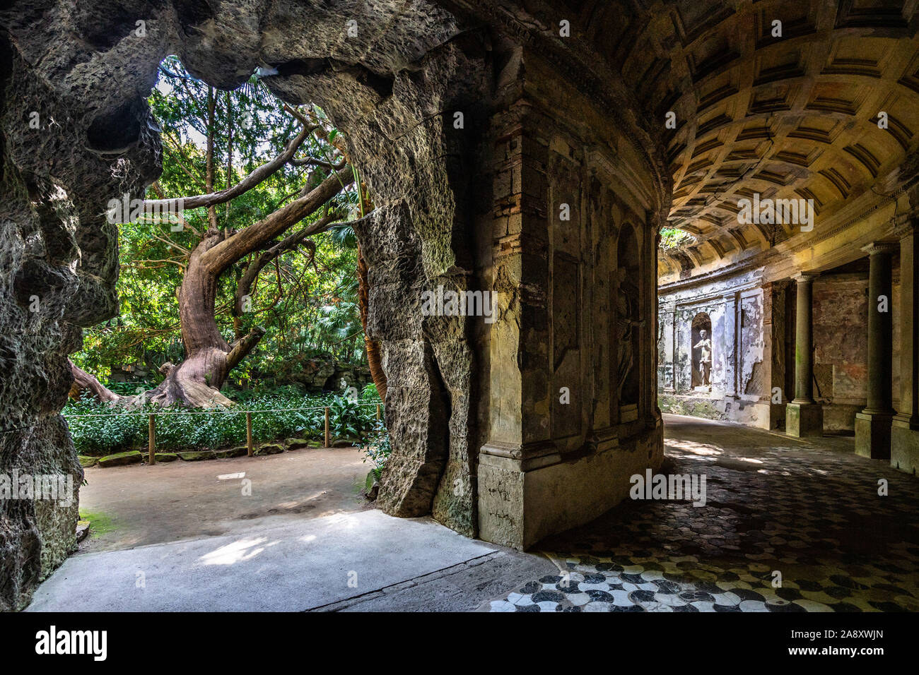 Malerische Weitwinkelansicht Cryptoporticus am Englischen Garten von Caserta Royal Palace, eine falsche römische Ruinen voller Charme, Kampanien, Italien Stockfoto