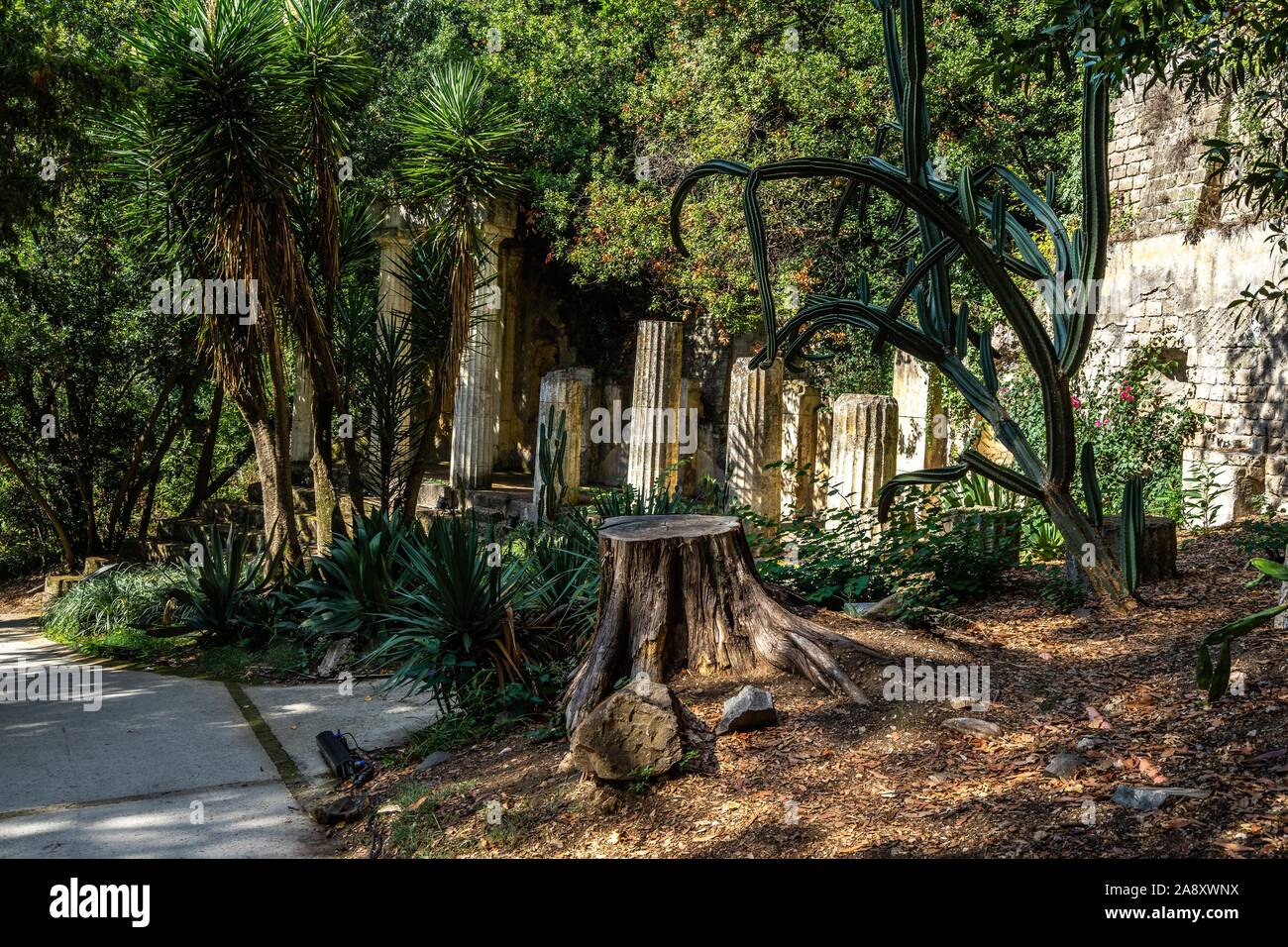 Ruinen einer gefälschte antike Tempel im Englischen Garten der Königspalast von Caserta, Kampanien, Italien Stockfoto