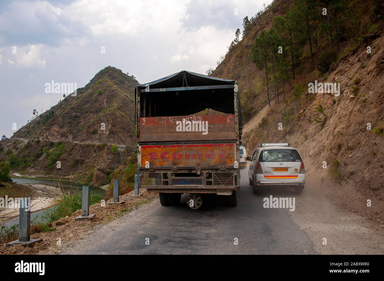 Indische schmalen Straßen sind eine echte Herausforderung, Uttarakhand, Indien zu fahren Stockfoto