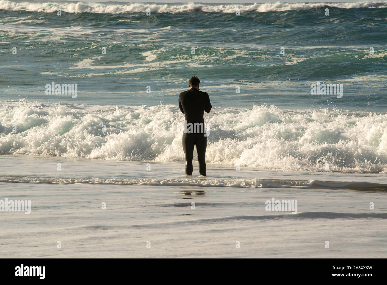 Surfer warten auf Freund nach dem Surfen eine Welle in Stockfoto