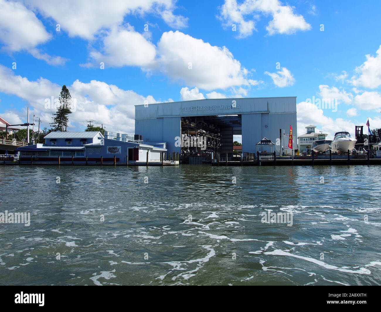 Gulf Harbour Marina und Pelican Alley Restaurant entlang der Intracoastal Waterway in Nokomis, Florida, USA, 30. Oktober 2019, © katharine Andriotis Stockfoto