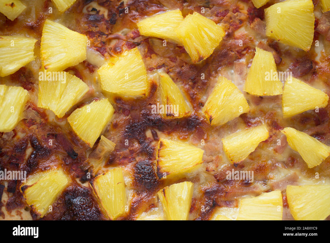 Ein warmes Käse und Schinken Pizza, von einem Supermarkt, dass zusätzliche Stücke von Ananaskonserven hatte gekauft hat. England UK GB Stockfoto