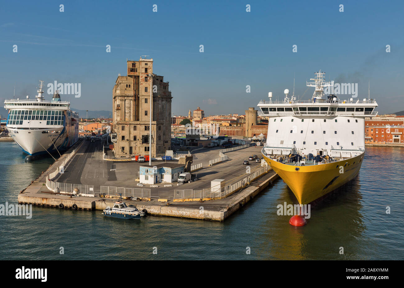 LIVORNO, ITALIEN - Juli 23, 2019: Seven Seas Voyager Luxus Kreuzfahrtschiff für Regent Kreuzfahrten und Mega Express 3 Fähre Schiff für Korsika Fähren - Sardi Stockfoto