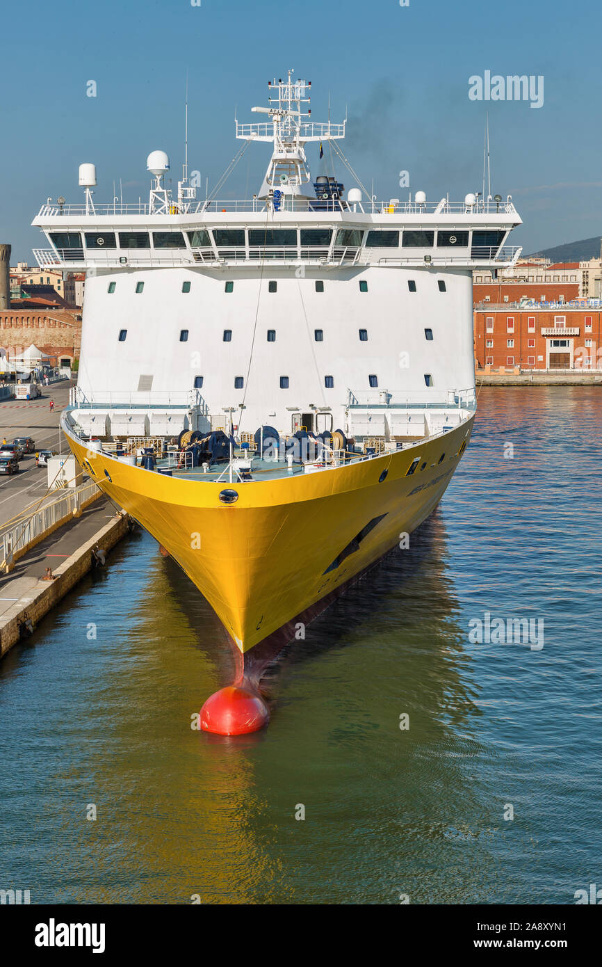 LIVORNO, ITALIEN - Juli 23, 2019: Mega Express 3 Fähre Schiff für Korsika Fähren - Sardinia Ferries im Hafen festgemacht. Es gibt eine Fähre Firma, die betr. Stockfoto