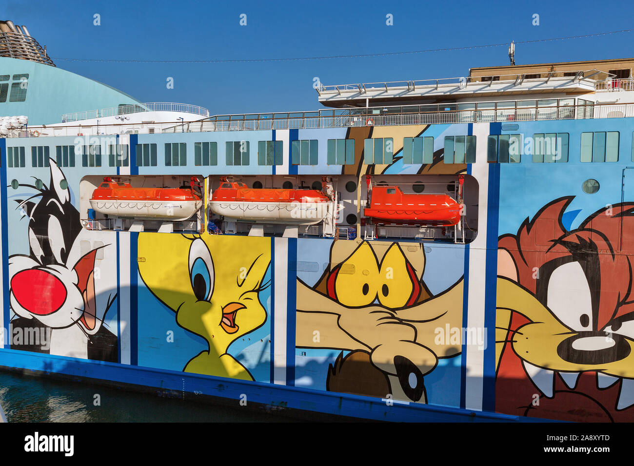 LIVORNO, ITALIEN - Juli 12, 2019: Moby Wonder Fähre Schiff Nahaufnahme. Italienische Unternehmen Moby Lines ist für die Verwendung von Warner Bros. Looney Tunes Charaktere bekannt als Stockfoto