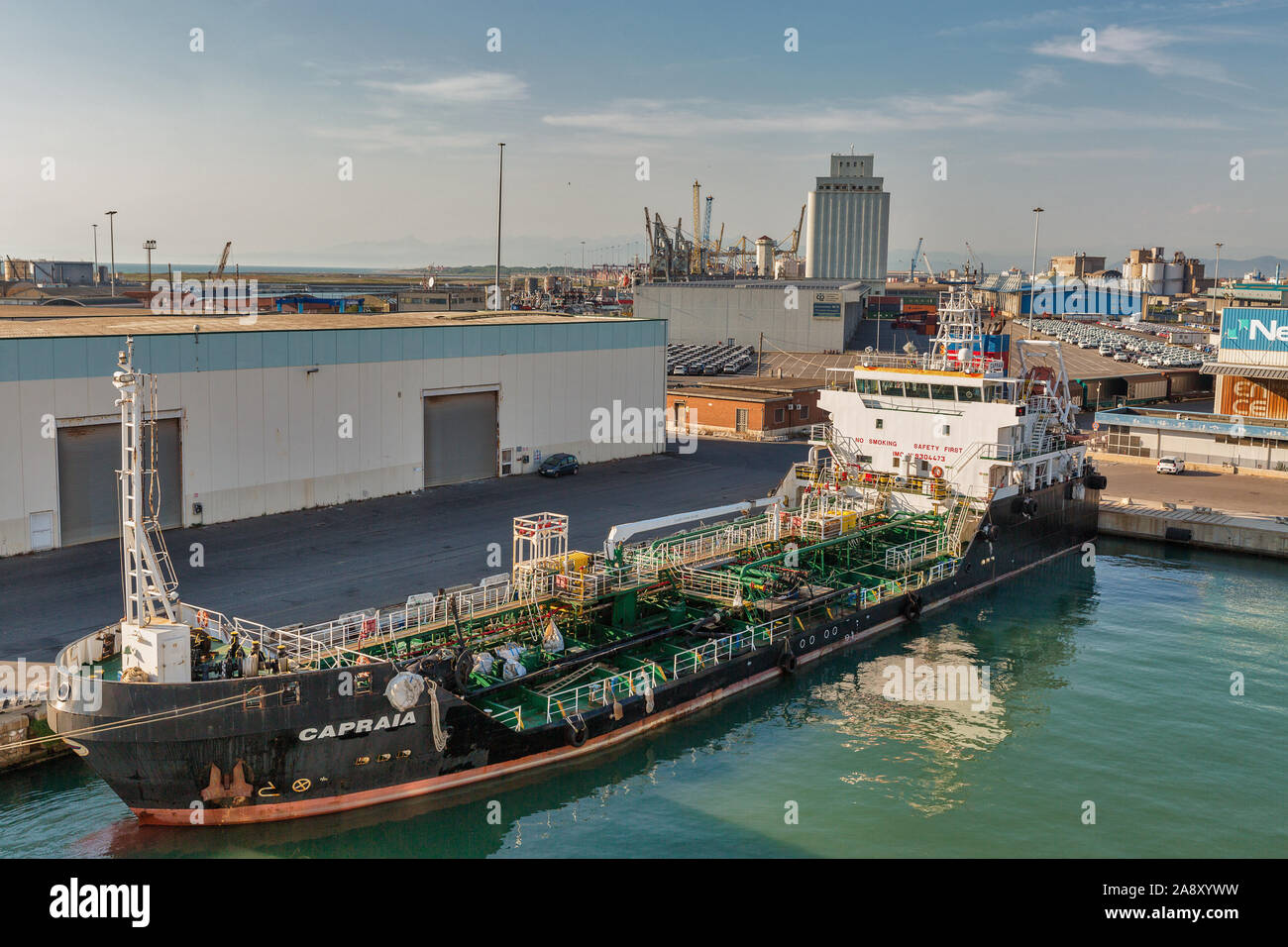 LIVORNO, ITALIEN - Juli 23, 2019: Capraia industrial Oil Products tanker Schiff im Hafen vor Anker. Es wurde 2007 gebaut und es ist unter der Flagge von I Stockfoto