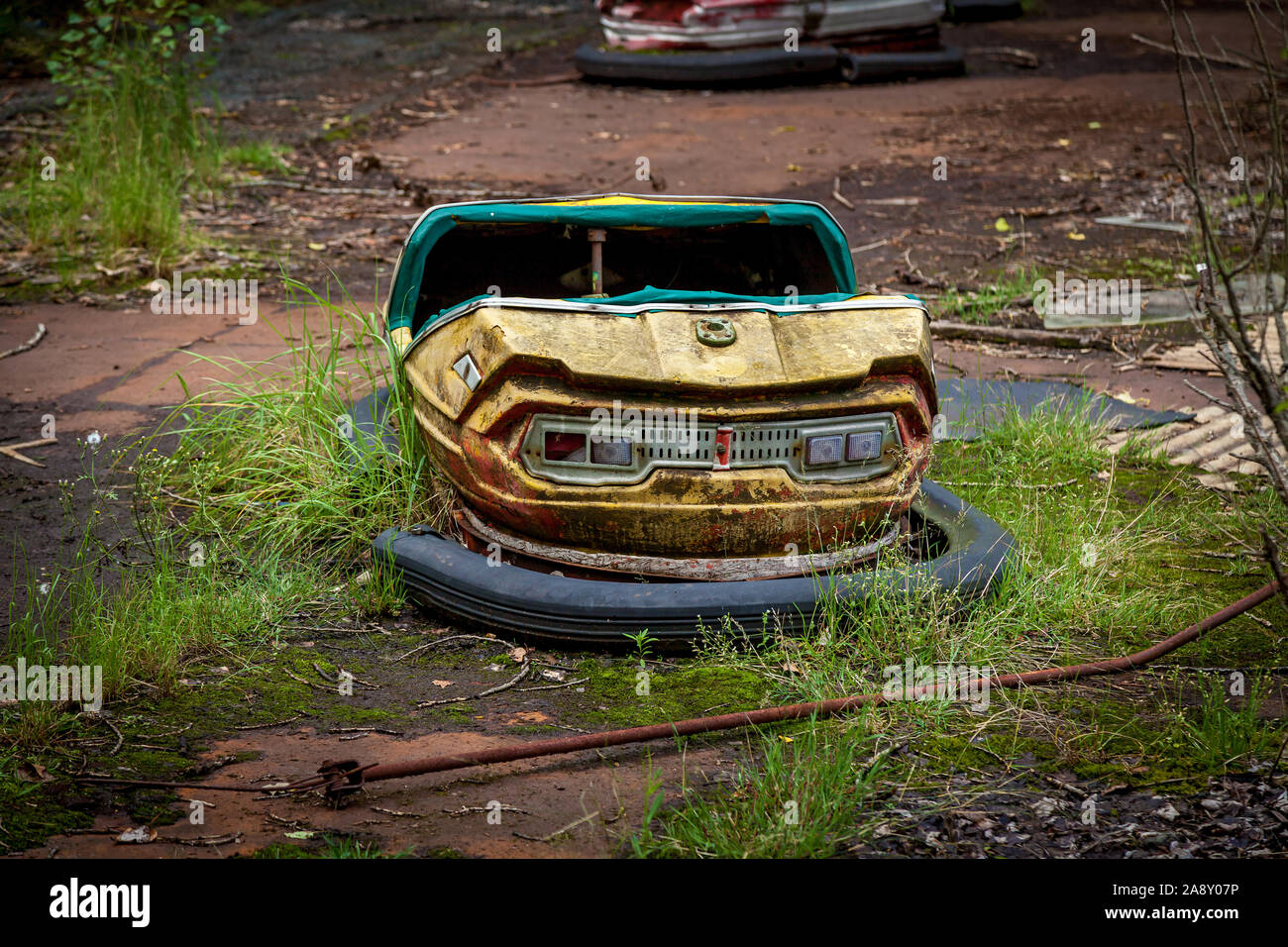 Der Alte kaputte Kinder Autos in einen Vergnügungspark, ein Erholungspark in der Stadt Pripyat. Kernkraftwerk Tschernobyl Sperrzone Stockfoto