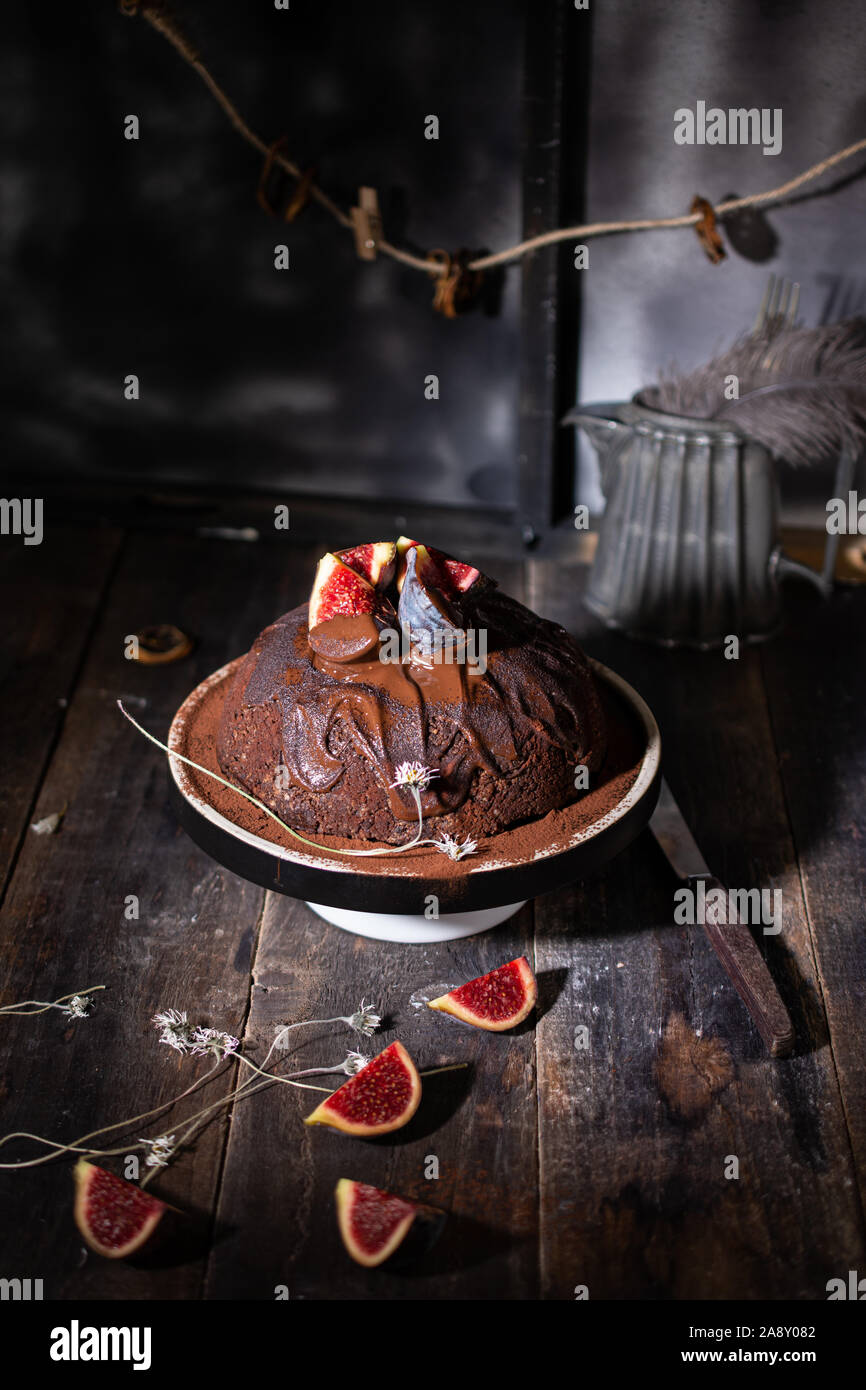 Schokolade Kuchen mit Honig Nüsse mit Obst köstliches Essen eingerichtet Stockfoto